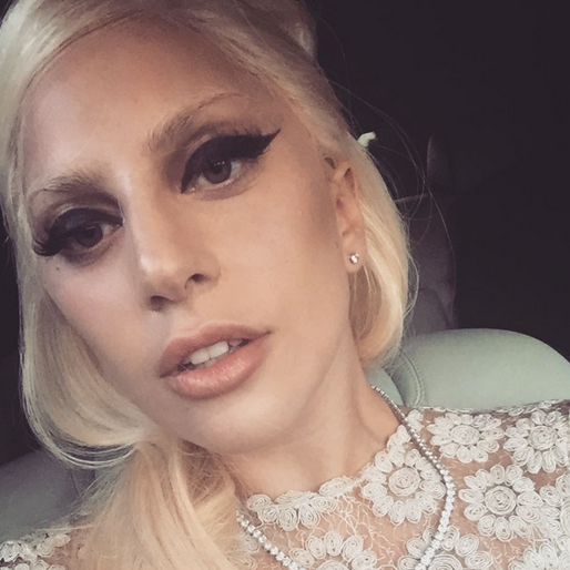 Lady Gaga snålar inte på sotet. 